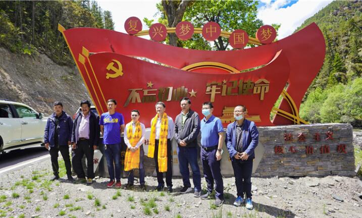 尊龙凯时集团党委书记、董事长任丁率队赴麻格同村推进对口帮扶工作