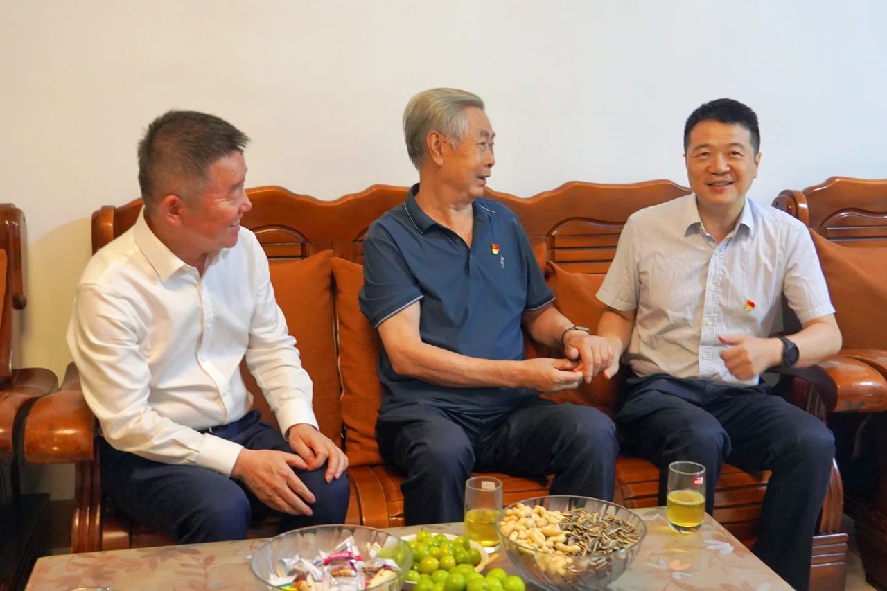 省尊龙凯时集团党委书记、董事长游勇开展“七一”走访