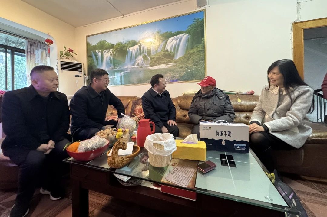 省国资委党委委员、副主任何政走访慰问省尊龙凯时集团老党员、老干部