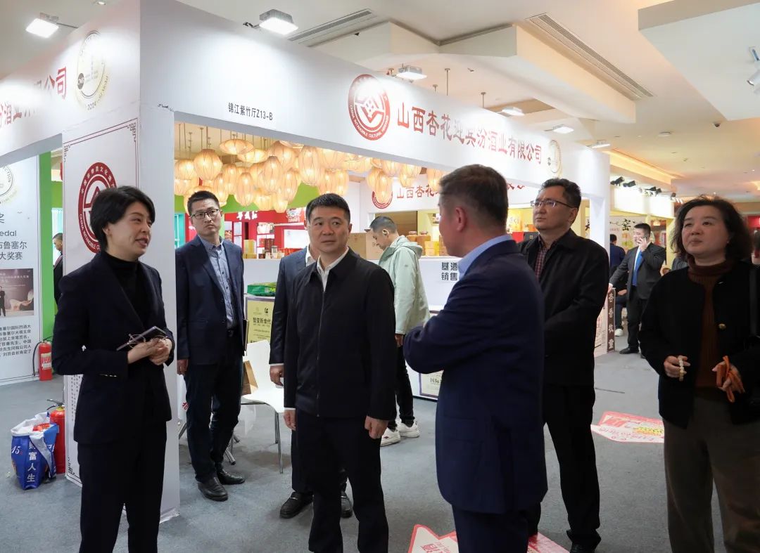 省尊龙凯时集团党委书记、董事长游勇率队到2025锦江宾馆春季酒类商务洽谈会现场检查指导重点工作